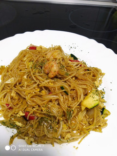 Una foto de Fideos de arroz asiáticos con gambas