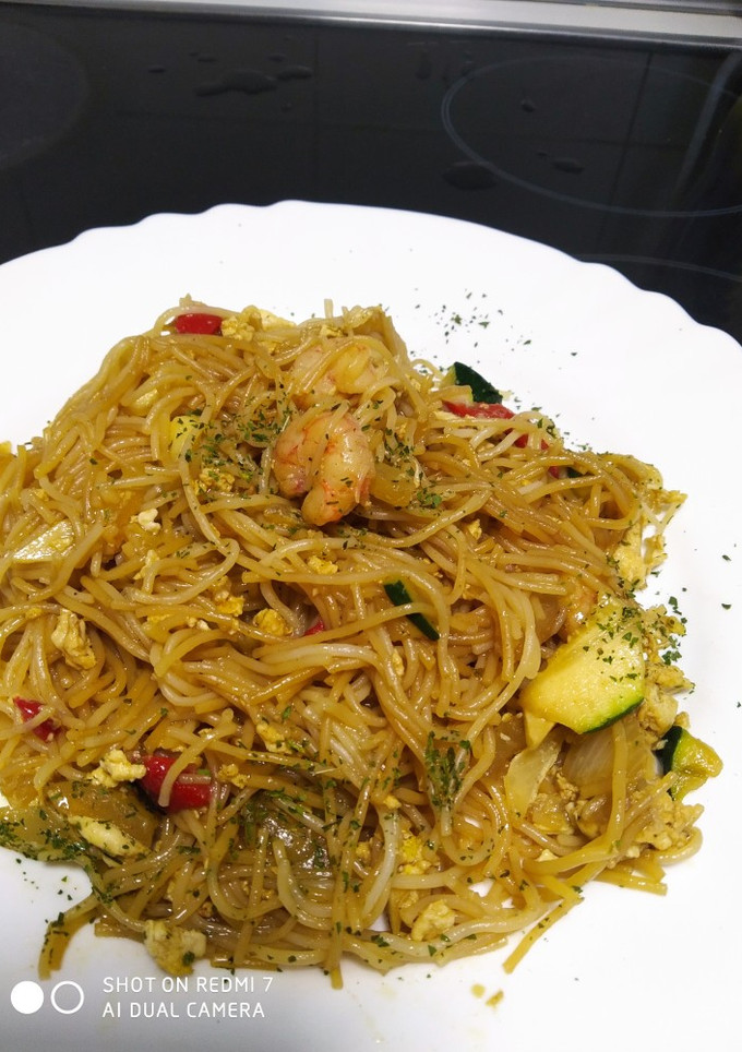 Una foto de Fideos de arroz asiáticos con gambas