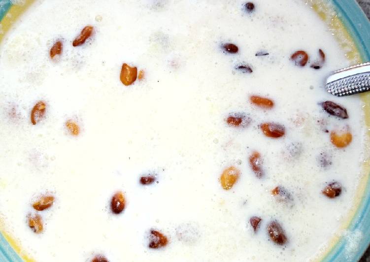 Garri with milk and peanuts