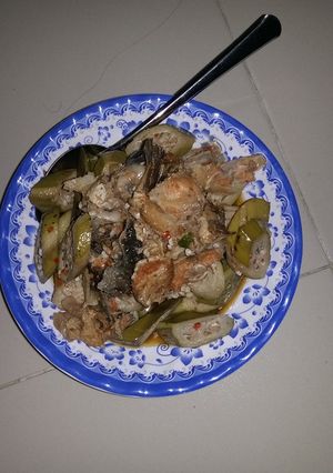 Hình của món Đầu cá hồi om chuối.
