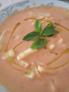 Una foto de Gazpacho con patatas fritas de pura
