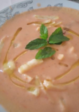 Una foto de Gazpacho con patatas fritas de pura