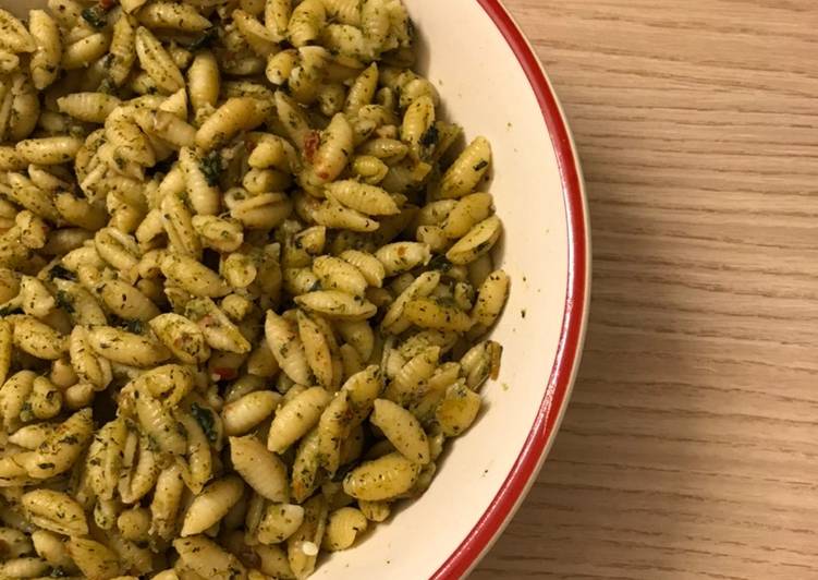 Gnocchetti sardi con broccoli e pomodori secchi