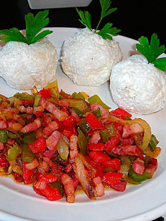 Una foto de Beicon con pimientos salteados y bolas de arroz con queso