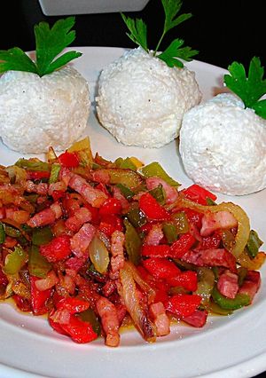 Foto principal de Beicon con pimientos salteados y bolas de arroz con queso