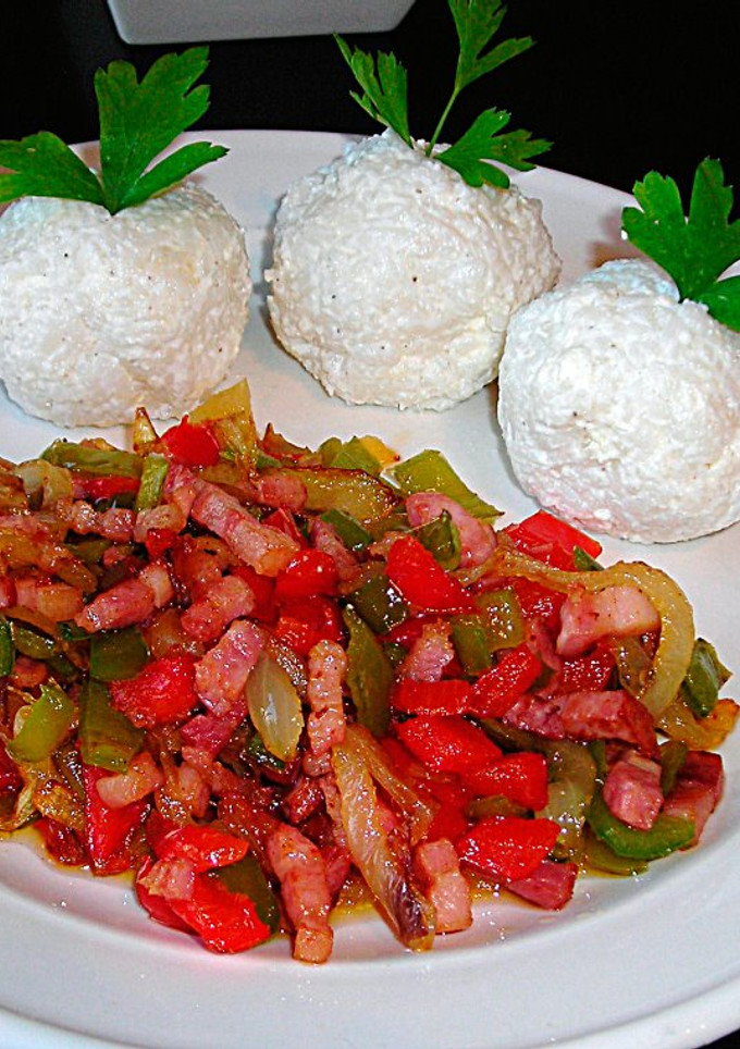 Una foto de Beicon con pimientos salteados y bolas de arroz con queso