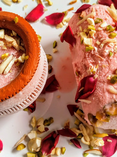 குல்கந்து குல்ஃபி (kulkandhu kulfi Recipe in Tamil) செய்முறை முக்கிய புகைப்படம்