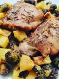 Pollo arrosto con patate e cavoletti sabbiosi