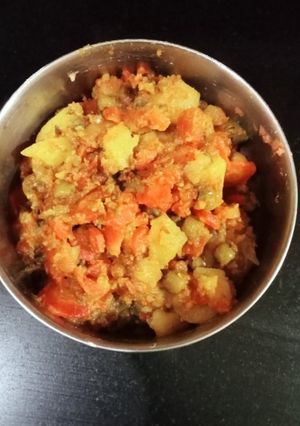 गाजर आलू और मटर की सब्जी (Gajar aloo aur matar ki sabzi recipe in hindi) रेसिपी मुख्य फोटो