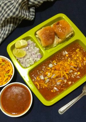 A picture of Misal pav.