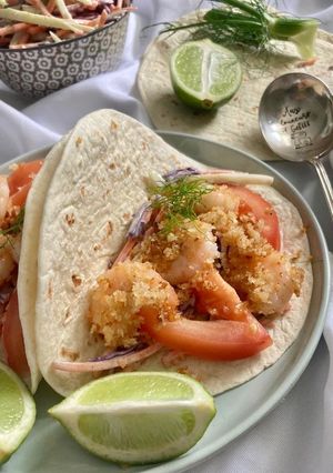 Une photo de Tortillas aux crevettes panées et son coleslaw