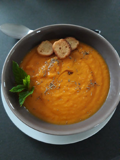 Une photo de Gaspacho tomates, poivrons rouges