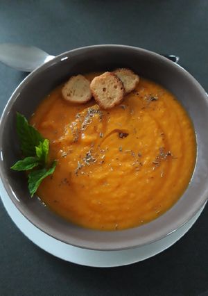 Une photo de Gaspacho tomates, poivrons rouges