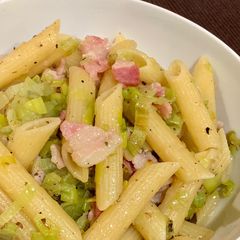 A picture of Leek and bacon pasta.
