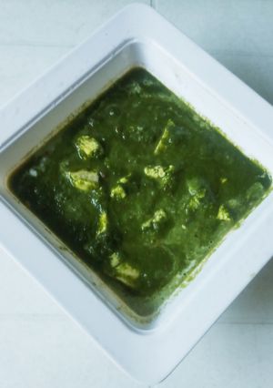 A picture of Palak paneer.