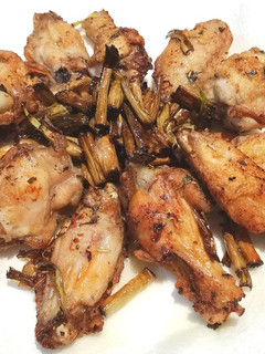 Una foto de Alitas de pollo especiadas con ajos tiernos