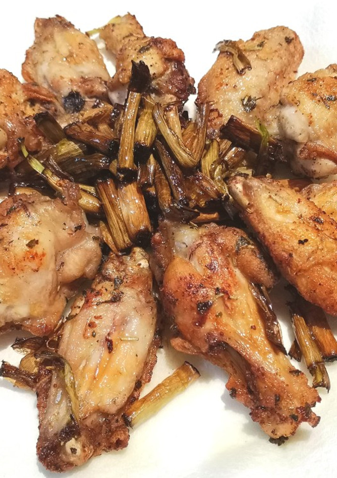 Una foto de Alitas de pollo especiadas con ajos tiernos