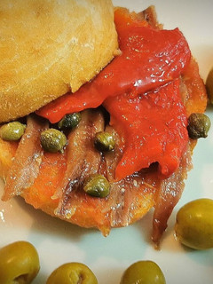 Una foto de Montadito "Anxoita" (de Anchoas con Pimientos y Alcaparras)