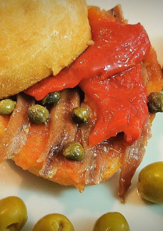 Una foto de Montadito "Anxoita" (de Anchoas con Pimientos y Alcaparras)