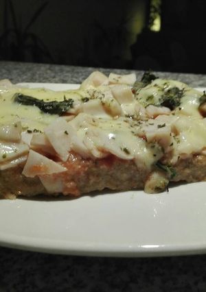 Una foto de Pizza de masa integral distinta