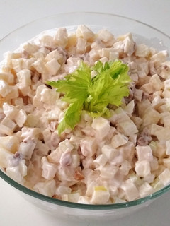 Una foto de Ensalada fresca de apio, manzanas y nueces