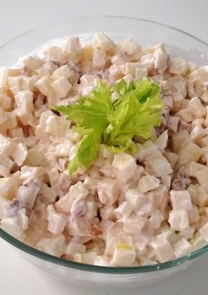 Una foto de Ensalada fresca de apio, manzanas y nueces