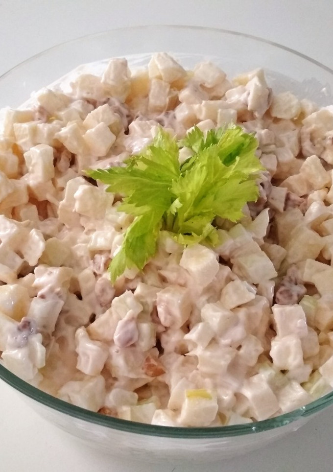 Una foto de Ensalada fresca de apio, manzanas y nueces