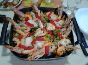 Una foto de Arroz mixto mariscos y pollo
