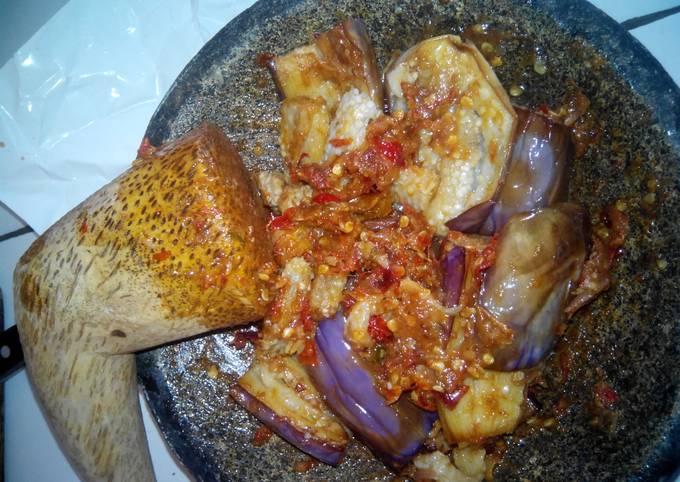 Langkah Mudah untuk Menyiapkan Sambal penyet terong ungu gk pke ribet yang Lezat Sekali