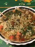 Soupe asiatique épicée au bouillon de crevettes, tomate noire, shiitakes et coriandre