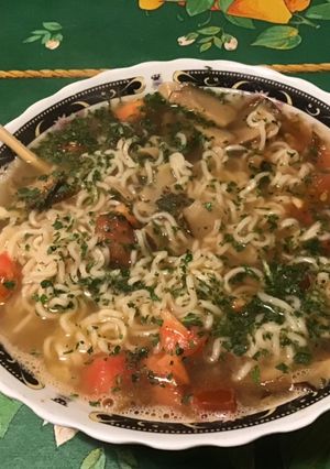 Une photo de Soupe asiatique épicée au bouillon de crevettes, tomate noire, shiitakes et coriandre