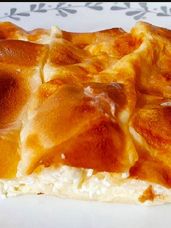 Una foto de Banitsa o pastel de queso búlgaro