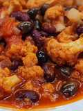 Spezzatino di cavolfiore con fagioli e olive nere *vegan*