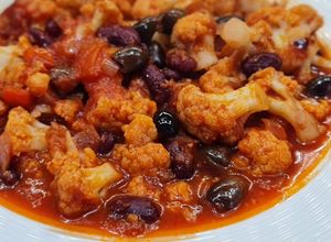 Foto di Spezzatino di cavolfiore con fagioli e olive nere *vegan*