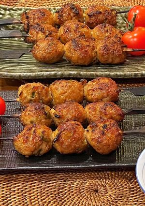 A picture of Tsukune No Teriyaki - Chicken meatballs with teriyaki sauce.