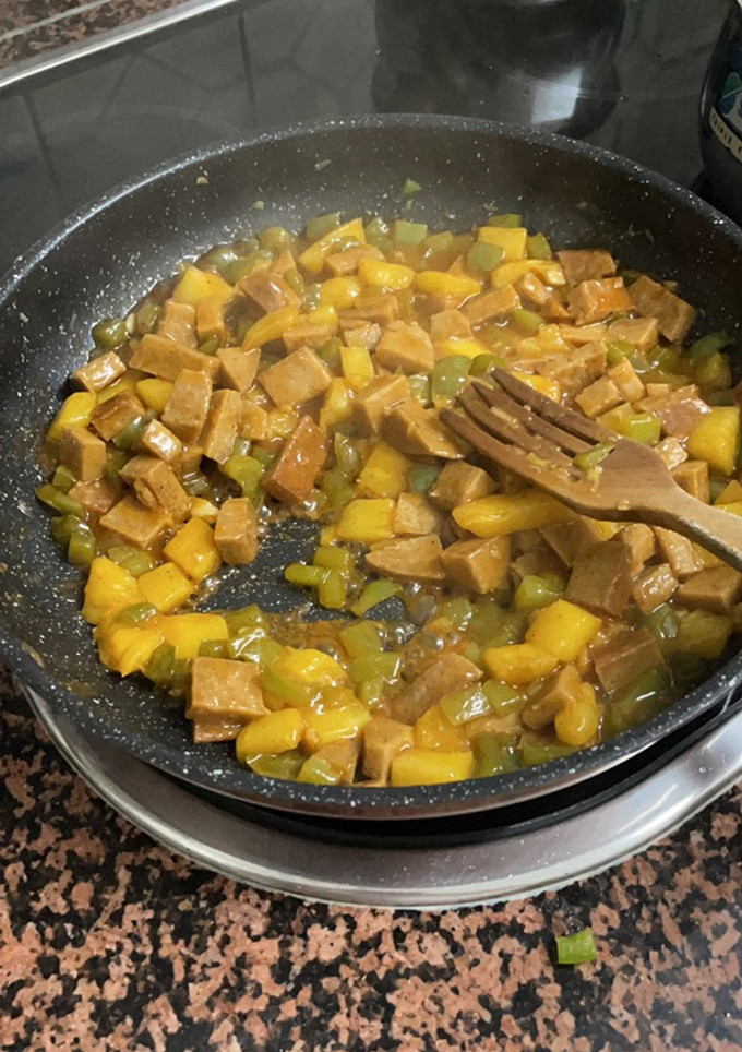 Una foto de Seitán agridulce con piña: receta vegana al estilo chino (receta sacada de internet)