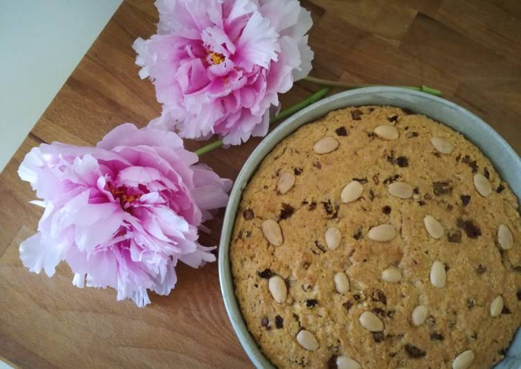 Torta con mandorle e uvetta