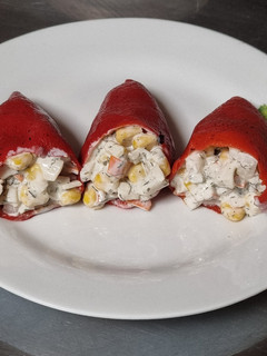 Una foto de Pimientos del piquillo rellenos de queso y surimi