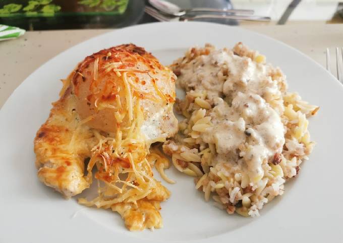 Filets de dinde accompagnés de poires et d'une sauce au fromage