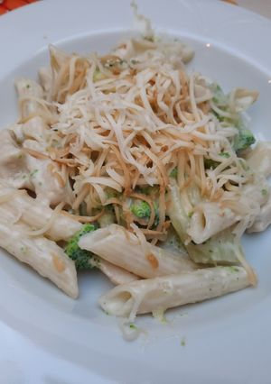 Brokkolis-csirkés szaftos penne recept fotója