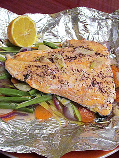Una foto de Salmón en papillote con verduras