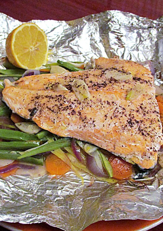 Una foto de Salmón en papillote con verduras