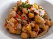 Una foto de ensalada de garbanzos con comino