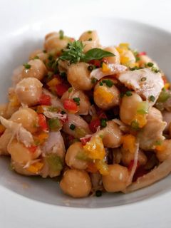 Una foto de Ensalada de garbanzos, pimientos y pollo confitado