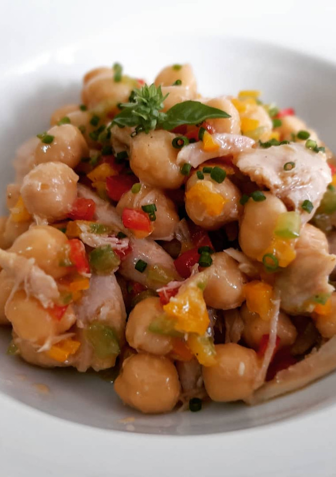Una foto de Ensalada de garbanzos, pimientos y pollo confitado