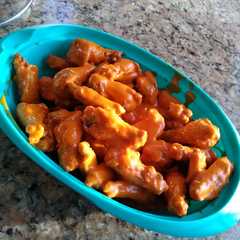 Una foto de Alitas de pollo estilo buffalo (Buffalo Wings)