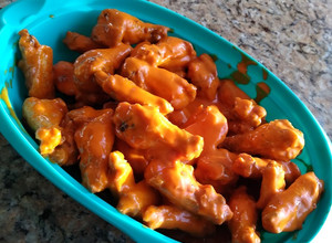 Una foto de Alitas de pollo estilo buffalo (Buffalo Wings)