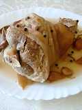 Codillo de cerdo cocido con especias