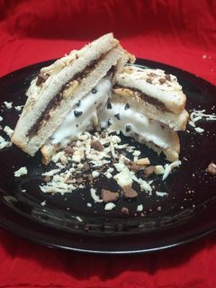 વેનીલા આઈસ્ક્રીમ સેન્ડવિચ (Vanilla Icecream Sandwich Recipe In Gujarati) રેસીપી મુખ્ય ફોટો