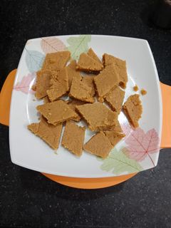 સુખડી (Sukhdi Recipe In Gujarati) રેસીપી મુખ્ય ફોટો